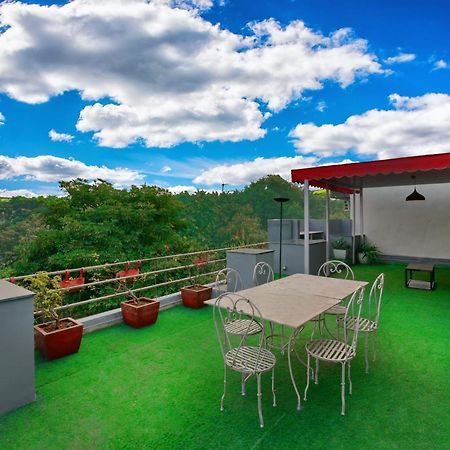 Divine Inn Couple Friendly Hotel Near Sector 51 Metro Station Noida Esterno foto