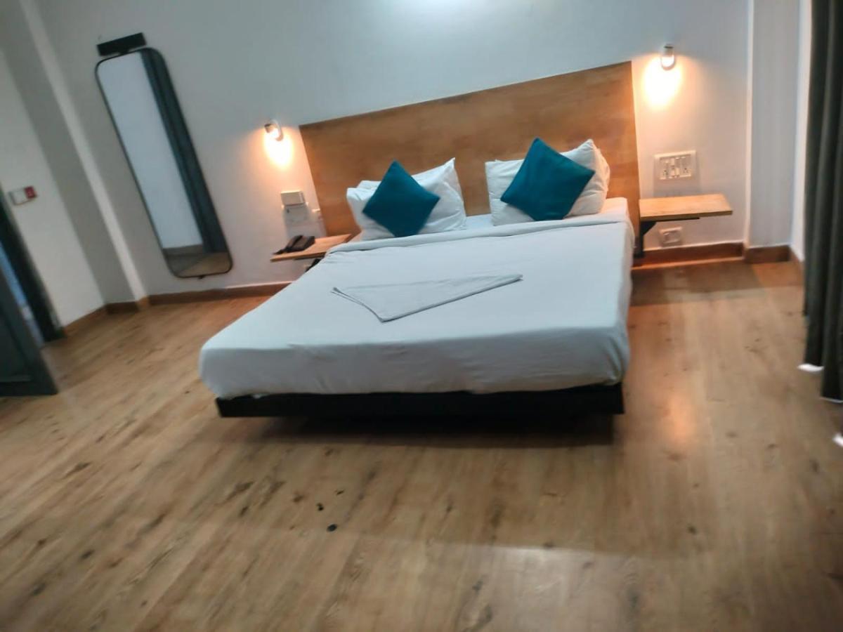 Divine Inn Couple Friendly Hotel Near Sector 51 Metro Station Noida Esterno foto